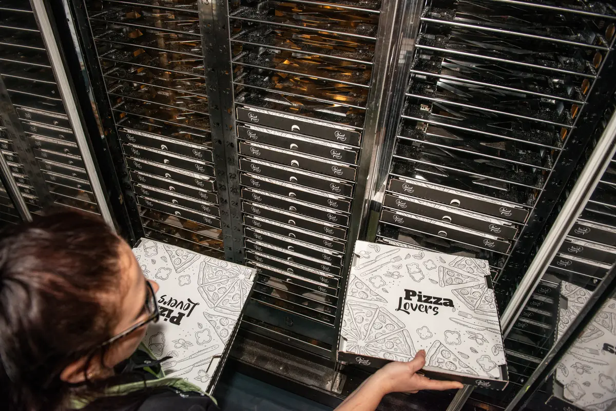 Pizzas Pizz'à Vitto mises en boîte avant d'être placées dans le distributeur