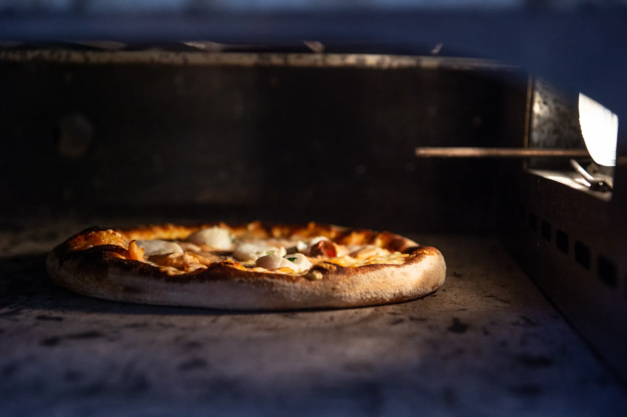Pizza artisanale Pizz'à Vitto à la sortie du four