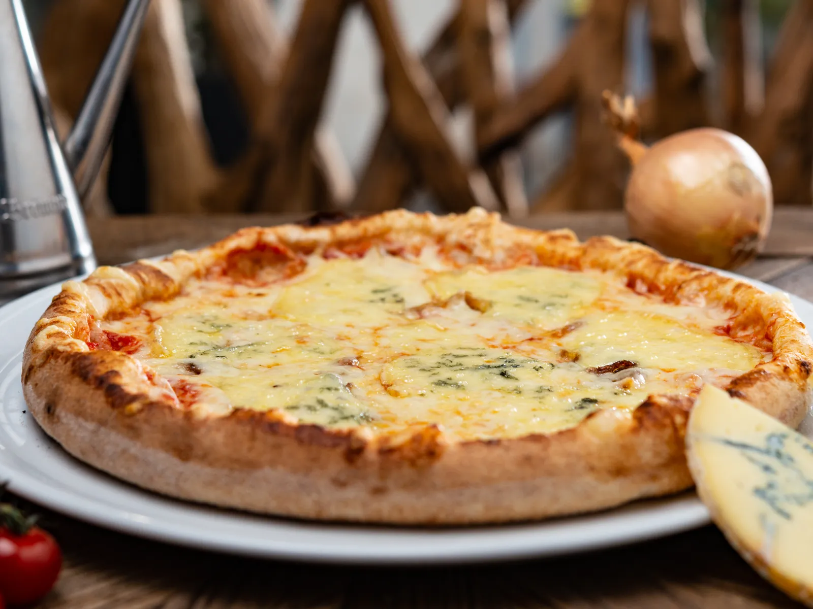 La Montbrisonnaise, pizza à la fourme de Montbrison